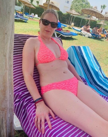 British SMALL MOM Oben ohne OnlyFans