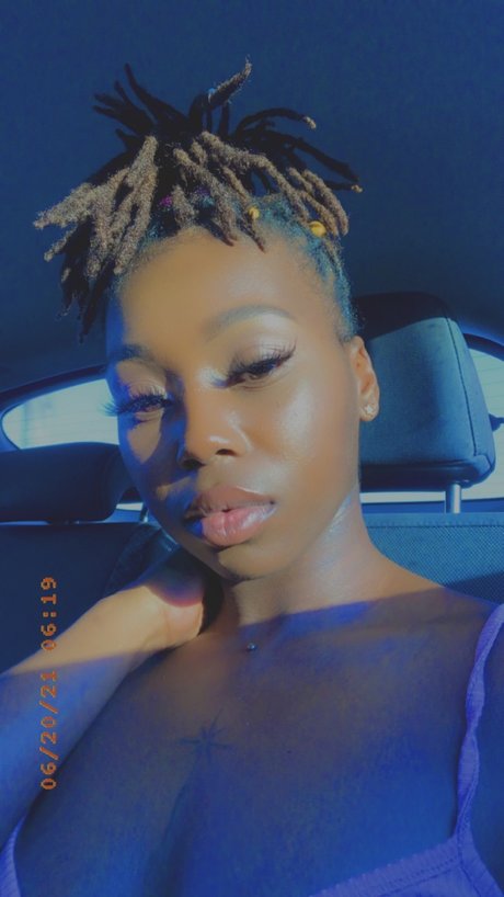 Nova2222 OnlyFans nackte Brüste