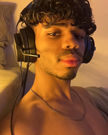 OMNILON OnlyFans Brüste Bild