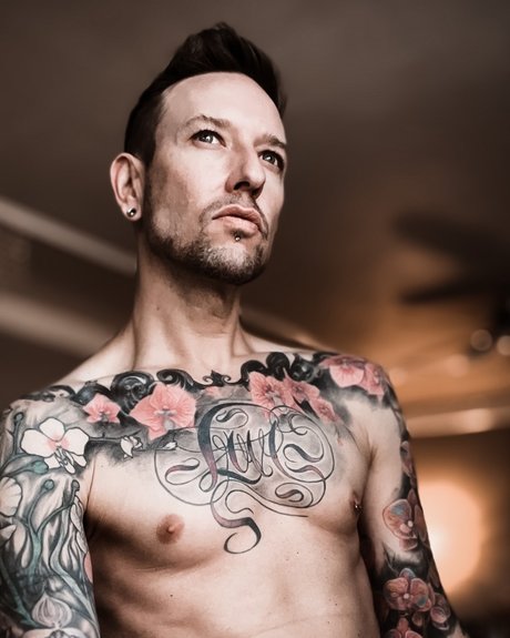 River Bloom Tattooed Hung amp amp Smooth OnlyFans Sextape geleakt