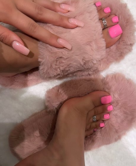 Your FAVORITE Asian FEET xx_ OnlyFans Bilder