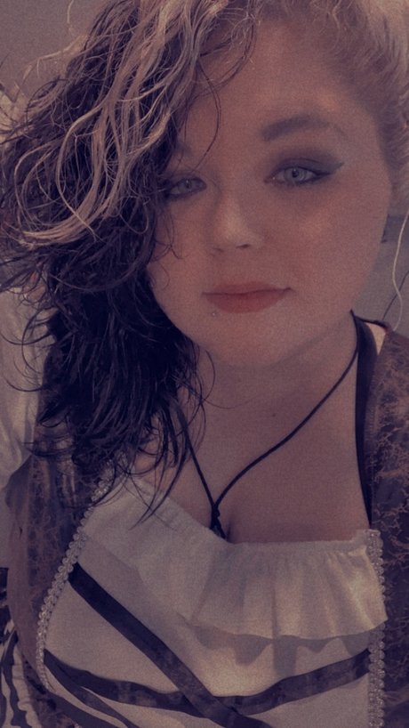 Angel Smith OnlyFans nackte Brüste