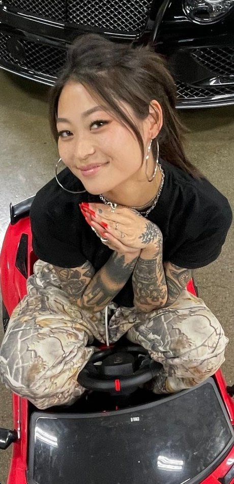 Mae Col OnlyFans-Model