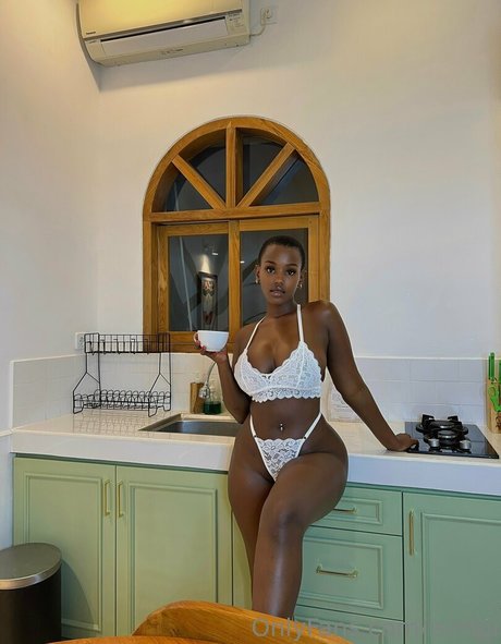 Isimbi Nacktpornos auf OnlyFans