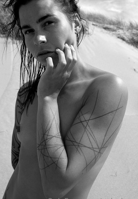 poly luna OnlyFans schlank