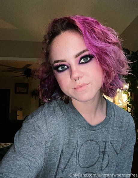 junestrawberriesfree Leaked OnlyFans Bilder