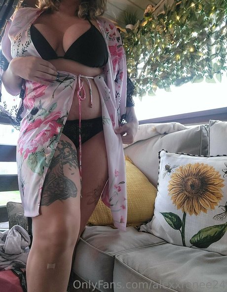 alexxrenee24 OnlyFans Model Fotos