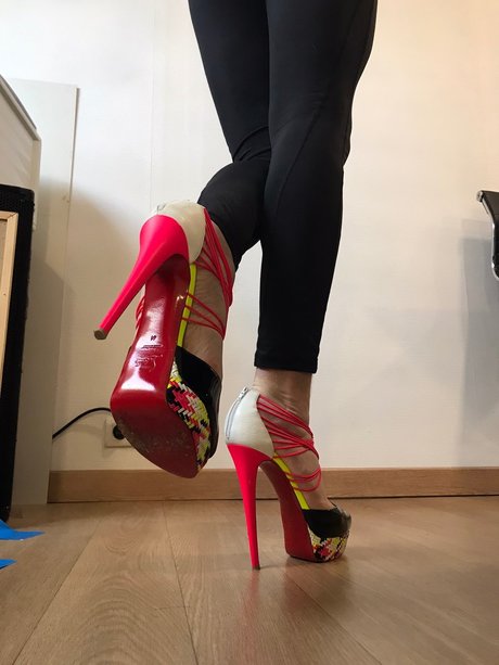 High heels Julian Naomie_ OnlyFans-Leaks