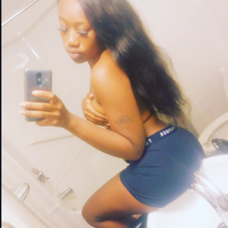 Juicy lips dezzy OnlyFans Leak