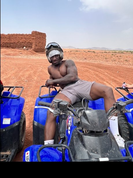 MR DARK CHOCOLATE_ OnlyFans-Bilder