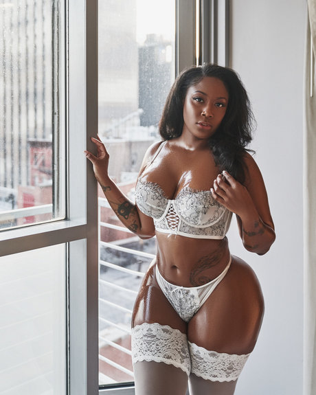 Charlotte Lavish VIP OnlyFans