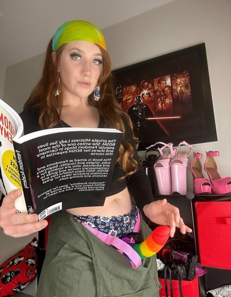 dommiemommyy OnlyFans nackte Brüste