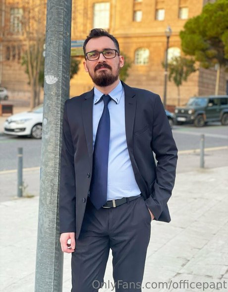 officepant OnlyFans Nacktbilder