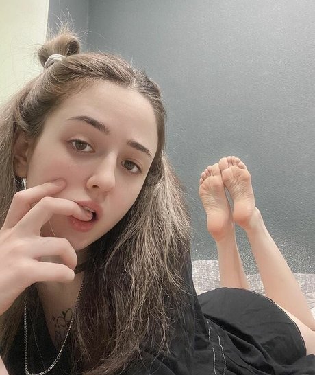 Tinnypieee OnlyFans explizite Inhalte