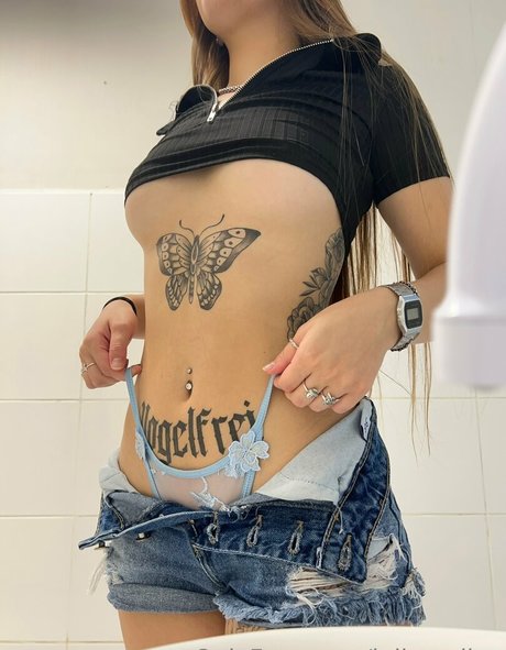 julicaroline OnlyFans Striptease