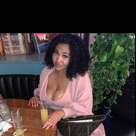 Mulan Banks OnlyFans-Inhalte