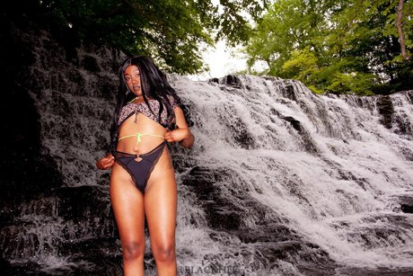 Damned Little Baby Oben ohne OnlyFans