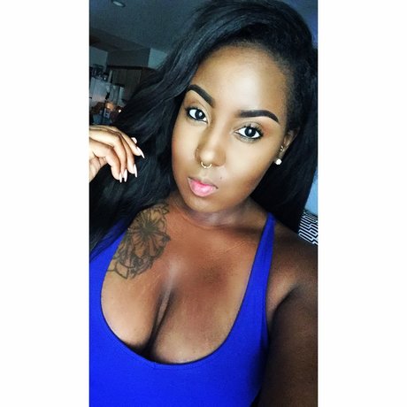 Curvy Nina OnlyFans Nacktbilder