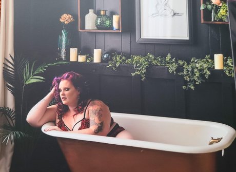 Nell OnlyFans Brüste Bild