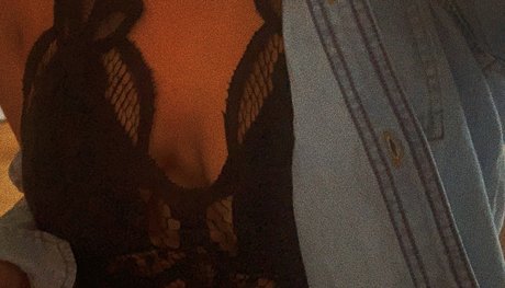 Nicole Kaye OnlyFans Striptease