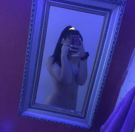 Cata B lls OnlyFans nackte Brüste