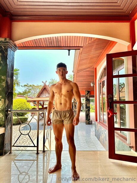 BANK Nacktbilder von OnlyFans geleakt