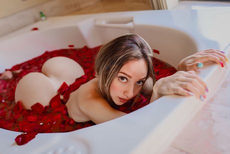 Nina Parodi OnlyFans Brüste Bild