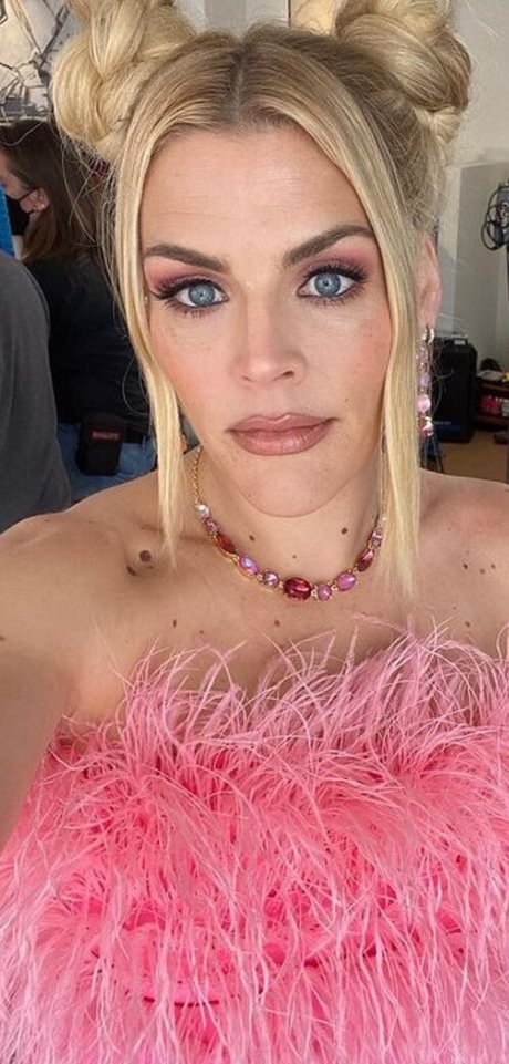 Busy Phillips Heiße OnlyFans Inhalte