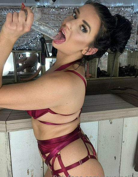 coxamelia OnlyFans nackte Brüste