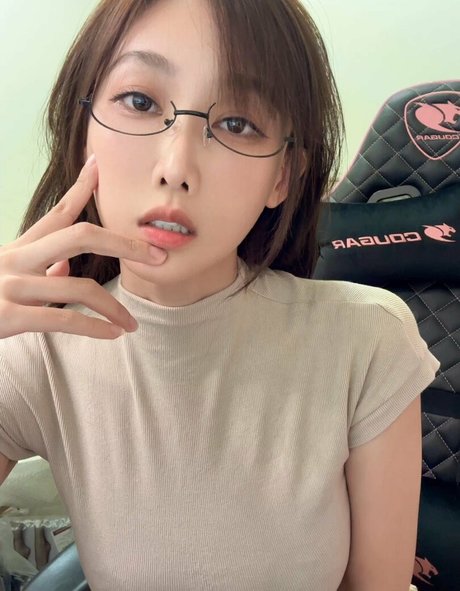 Kosos2684 OnlyFans schlank