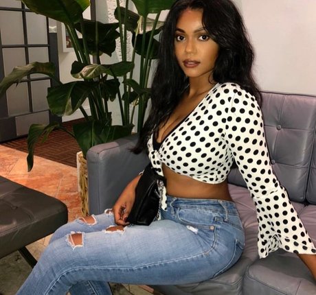 Sophia Cardinez OnlyFans schlank