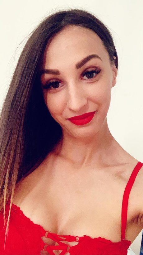 Adelline OnlyFans schlank