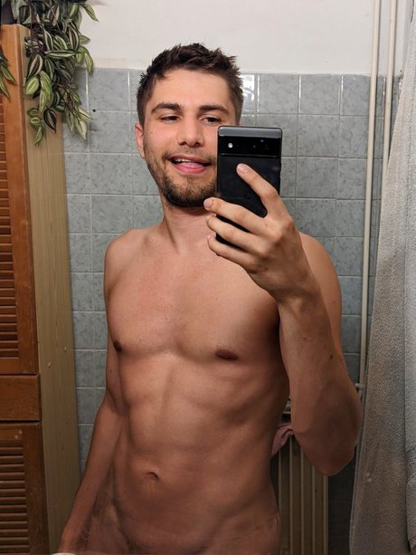 Aitonen Nacktbilder von OnlyFans geleakt