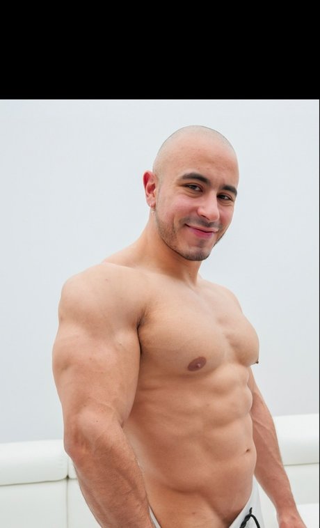 Alan Vicenzo OnlyFans schlank