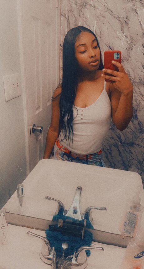 Sneakypeaks Nacktbilder auf OnlyFans