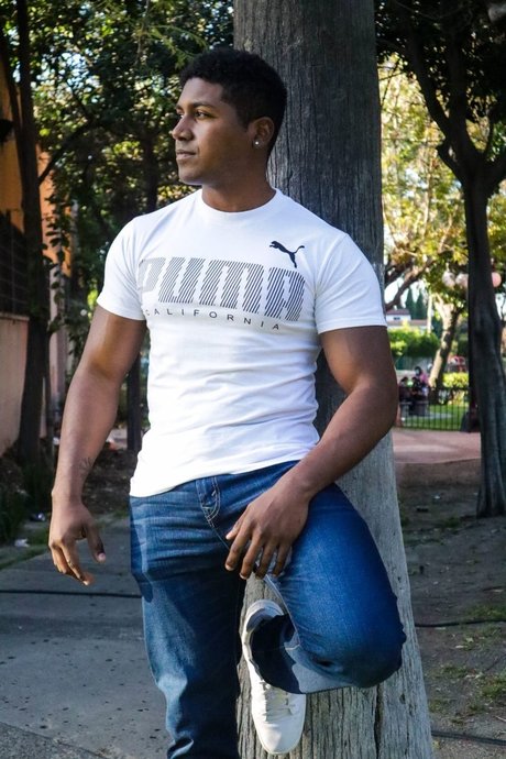 Daniel Carmona OnlyFans schlank