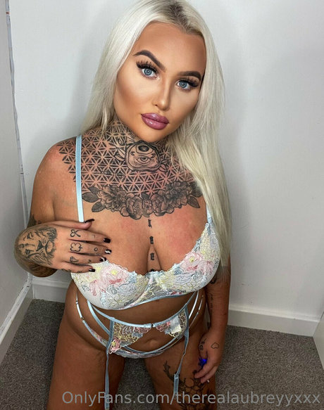 inkedblondieeee OnlyFans Model Bilder