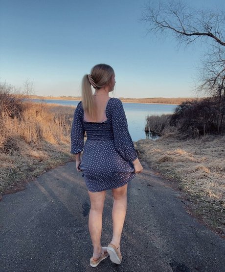 Anya Marie Oben ohne OnlyFans