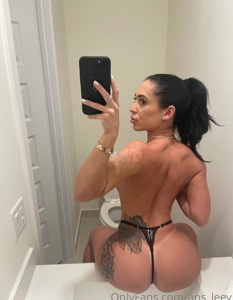 ans leey NurlyFans-Brüste