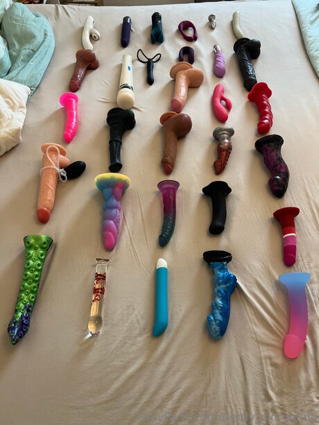 Nerdy Cinnamon OnlyFans Striptease