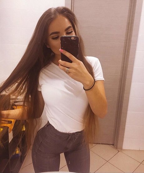 tiynmay OnlyFans Striptease