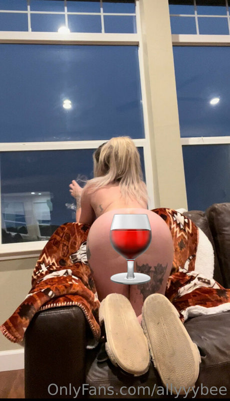 allyyybee OnlyFans Bilder