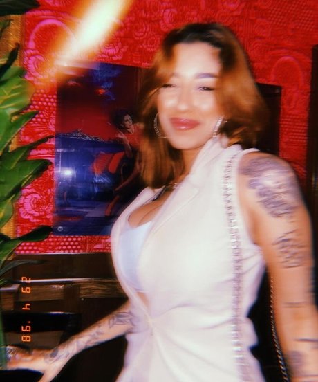 May Bakshi Brüste OnlyFans