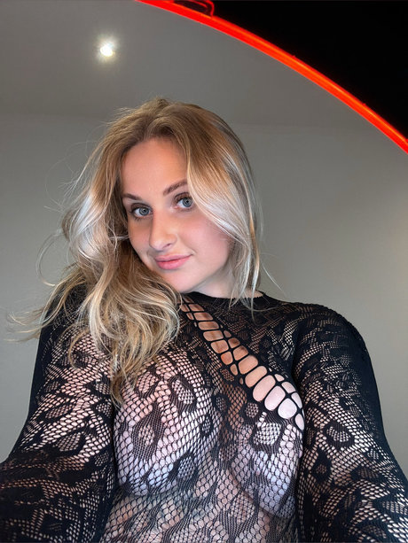 Scarlett Superstar Nacktpornos auf OnlyFans