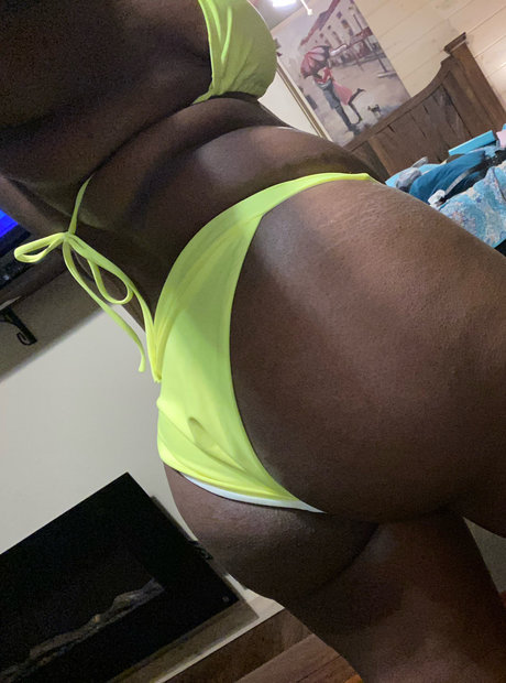 Coco Mulan_ OnlyFans Lesbisch