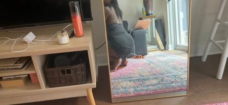 Dex and Mona OnlyFans-Bilder