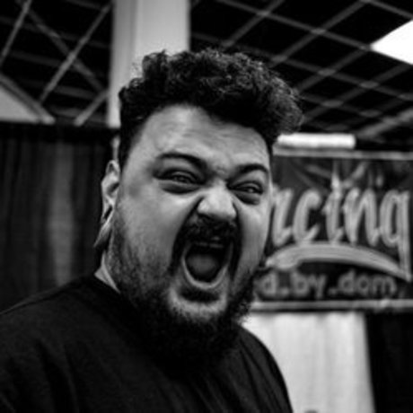 Dom Pierce NurlyFans-Brüste