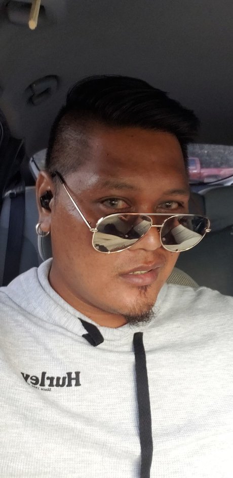 Andre Toves Nacktpornos auf OnlyFans