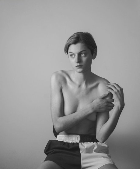 Emma Corrin OnlyFans Model Fotos