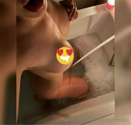 bustykimiko OnlyFans explizite Inhalte